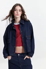 Campera de jean azul oscuro de corte relajado.