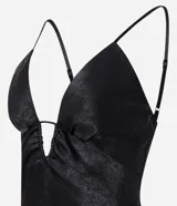 Vestido largo negro de satén con escote pronunciado en V y detalle de recorte central en el busto. Posee breteles finos ajustables y silueta alargada con leve cola en el ruedo.