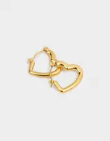 Aros tipo argolla con forma de corazón, de acero quirúrgico color dorado.
