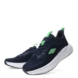 Championes Umbro Fury para hombre, color azul marino con detalles en verde lima. Presentan capellada de textil respirable, logo Umbro en verde lima en el lateral, cordones azules y tiradores de tela en la lengüeta y talón. La entresuela es gruesa y blanca con textura, y la suela exterior es negra.