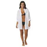 Camisa blanca de manga larga con cuello clásico, cierre con botones y bolsillo en el pecho.