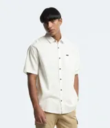 Camisa relaxed de manga corta para hombre, confeccionada en cáñamo y algodón. Tiene cuello inglés, abotonado delantero, bolsillo en el pecho y etiqueta de la marca.