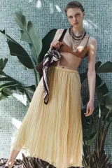 Falda midi color amarillo pálido con cintura elástica y tejido con efecto arrugado.