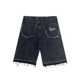 Bermuda de jean negro con corte holgado y terminaciones desflecadas.