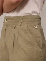 Short color beige de algodón y lino, con cintura alta y pinzas delanteras.