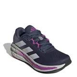 Championes de running Adidas Questar 3 para mujer, color azul marino con detalles en gris claro y cordones y detalles en la suela en color fucsia/violeta. Presentan las tres franjas características de Adidas en los laterales.