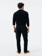 Pantalón de vestir negro con corte recto y bolsillos laterales.