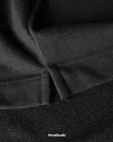 Remera negra de algodón premium de 300 gramos con estampado frontal con el logo de la marca.