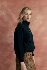 Saco tipo campera color negro, con cuello alto, cierre frontal con cremallera metálica y mangas largas.