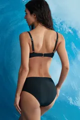 Traje de baño de dos piezas con estampado animal print de cebra en tonos marrones. El corpiño es de corte clásico con copa y moño en el centro. La bombacha es de tiro alto con lazos en los laterales.