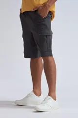 Bermuda cargo gris con bolsillos laterales y traseros.