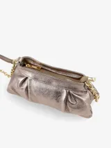 Cartera plateada con efecto arrugado, cierre superior y correa de cadena metálica.
