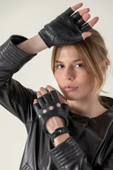 Guantes de cuero negro sin dedos con perforaciones y cierre con botón a presión en la muñeca.