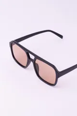 Lentes de sol con montura cuadrada negra y cristales celestes con protección UV400.