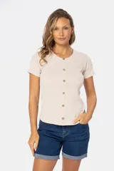 Remera blanca de tejido rib, con cuello redondo y botones fijos. Es de manga corta y está confeccionada en algodón y elastano.