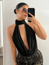Top negro con cuello halter y abertura en el pecho.