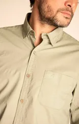 Camisa amarilla de algodón orgánico, manga larga con botones de madera, cuello italiano, calce regular, bolsillo de pecho con logo bordado.