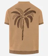 Remera de manga corta color marrón claro, con cuello redondo y ribete en puños y ruedo. Presenta un bordado con la frase "Savane tropicale" en el pecho.