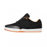 Zapatillas de skate negras con detalles en naranja, con logo de la marca en el lateral.
