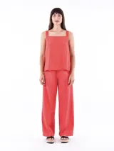 Musculosa color rojo con breteles anchos y escote cuadrado.