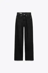 Pantalón de jean negro de corte wide leg, tiro alto y largo hasta el tobillo. Cuenta con cinco bolsillos, trabillas en la cintura y cierre con cremallera y botón metálico.