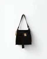 Cartera marrón de cuero con flecos y doble asa circular metálica.