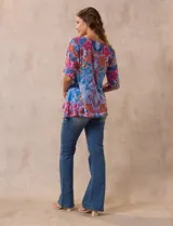Blusa de modal estampado con flores en tonos azules, rosas y amarillos, marca Ruby Rd. Tiene cuello redondo, manga corta con abertura y apliques de brillos en el frente.
