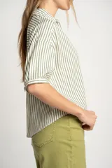 Camisa oversize a rayas verticales color verde y blanco, con cuello clásico, manga corta y cierre frontal con botones.