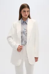 Blazer blanco de viscosa con cuello smoking y bolsillos frontales.