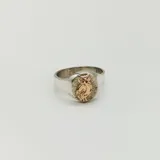 Anillo de plata 925 con aplique en oro 9k, con diseño alusivo al profesorado.