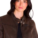Chaqueta marrón de corte entallado, con cuello mao y cierre frontal con cremallera. Cuenta con bolsillos laterales con cremallera, puños con cremallera y etiqueta de cuero sintético con el logo de Caterpillar en el pecho.