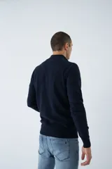 Sweater de hombre de medio cierre color tostado, con manga larga y fit regular, presenta un logo bordado en el pecho.