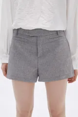 Short gris de vestir con bolsillos laterales y traseros.