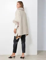 Kimono tejido color beige con cuello y puños de simil piel, cierre con botón trenca y diseño de rayas.