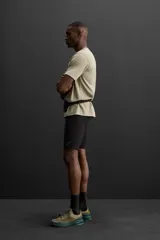 Camiseta negra de entrenamiento corte relaxed fit, confeccionada en tejido de mezcla de algodón de peso ligero, con cuello redondo en rib y manga corta.