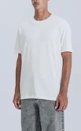 Remera de manga corta color beige, con cuello redondo y calce regular con recorte en la espalda.