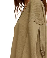 Buzo blanco de tejido waffle con escote en V y hombros caídos.