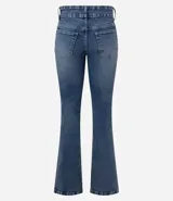 Pantalón bootcut de jeans azul con bolsillos delanteros y traseros, cierre con botón y cremallera, y nervaduras verticales en la parte delantera.