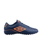 Championes de fútbol Umbro Classico III TF, color azul marino con detalles en verde flúor.