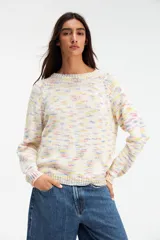 Sweater de punto color crudo con motas de colores pastel, de corte clásico y cuello redondo.