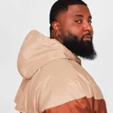 Chaqueta con capucha color chocolate de Nike, con diseño a dos tonos y cierre frontal.