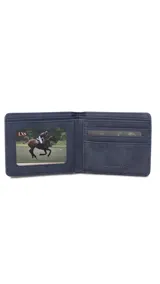 Billetera color beige de símil cuero con galón elastizado marrón y blanco. Interior con doble compartimento para billetes, visor y tarjeteros.