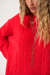 Buzo oversize rojo de tejido sintético con cuello redondo y manga larga.