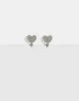Par de aros plateados tipo clip con forma de corazón cubiertos de strass.
