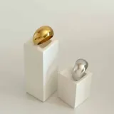 Anillo dorado bombé de acero quirúrgico hipoalergénico con baño en oro 18K.