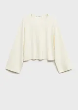 Sweater color crema de tejido de punto fino, con cuello redondo y mangas largas acampanadas.