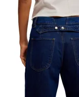 Pantalón de jean ancho de tiro alto, color azul oscuro, con pliegues pronunciados en la parte delantera y puños doblados en el ruedo.