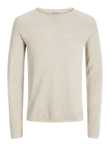 Sweater de punto color beige claro, de manga larga y cuello redondo.