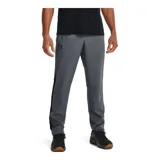 Pantalón deportivo negro de tejido ligero, con logo Under Armour estampado en blanco en la pierna izquierda.