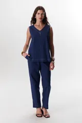 Top sin mangas confeccionado en mezcla de lino y algodón color marrón, con escote en V y pespuntes blancos decorativos en contraste.